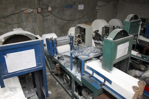 Xưởng sản xuất giấy vệ sinh làm giả 2 tấn nhãn mác