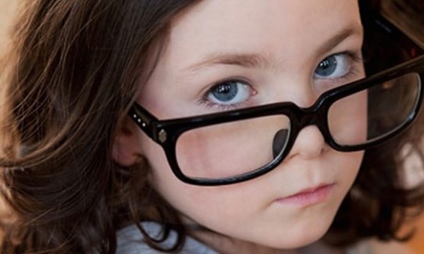 3 loại ánh sáng quen thuộc gây nguy cơ mù mắt cho bé, cha mẹ phải biết