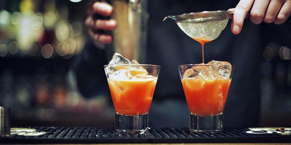 Thật không dễ để chọn ly cocktail phù hợp và tinh tế giữa rừng thức uống trong các quán bar sang trọng!