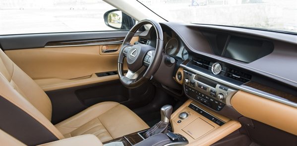 Trong dòng sedan hạng sang cỡ trung, ô tô tô Lexus ES 2016 nổi bật nhờ thay đổi một số điểm ở thiết kế cũng như cung cấp thêm công nghệ an toàn.  Lexus giới thiệu phiên bản 2016 của dòng ES với hai mẫu ES 350 và ES 300h tại thị trường Mỹ. Thiết kế xe trông thể thao hơn trước với mặt trước mới, lưới tản nhiệt tinh chỉnh, đèn pha dạng LED tiêu chuẩn.   Ở phía sau, xe có cản sau mới, đèn hậu dạng chữ L, đuôi ống xả vuốt lại, bộc crôm. Chiếc sedan cỡ trung cũng tạo hình mới cho la-zăng cũng như những lựa chọn 4 màu sắc mới. Thay đổi nội thất không nhiều, gồm vô-lăng mới, cần số tinh chỉnh và sử dụng thêm các vật liệu mềm mại. Trọng tâm xe, mặt trong cánh cửa cùng làm mới với 3 tùy chọn màu đen, bạc. Ghế trước chỉnh điện 10 hướng, xe bọc da cao cấp, điều hòa tự động, hệ thống hiển thị âm thanh, thông tin với màn hình 7 hoặc 8 inch.  [Lexus ES 2016: Lựa chọn mới cho người trẻ thành đạt]  Nội thất bên trong của ô tô Lexus ES 2016  Về công nghệ, Lexus ES 2016 tích hợp gói an toàn Lexus Safety System+ mới với cảnh báo va chạm trước, đèn pha thông minh tự động chọn chùm, kiểm soát hành trình tốc độ cao với radar, cảnhbáo chệch làn và hỗ trợ lái. ES350 2016 trang bị động cơ V6 3.5L của ES350 đi kèm hộp số tự động 6 cấp mang lại sự cân bằng giữa khả năng vận hành và tiết kiệm năng lượng.  Nó tích hợp các công nghệ tiên tiến van biến thiên thông minh kép (Dual VTT-i) góp phần tiết kiệm nhiên liệu và giảm khí thải. Với khung xe kết cấu khí động học, chiếc xe ES sẽ mang lại một không gian yên tĩnh và thoải mái trên mỗi hành trình.  Các tính năng an toàn chủ động bao gồm: Hệ thống cảnh báo điểm mù BSM, Hệ thống hỗ trợ khởi hành ngang dốc, hệ thống kiểm soát lực kéo TRC, hệ thống ổn định thân xe VSC, hệ thống chống bó cứng phanh ABS, phân phối lực phanh điện tử EBD, hệ thống hỗ trợ lực phanh khẩn cấp, đèn trước LED tự động điều chỉnh tầm chiếu sáng, đèn phanh chủ động bao gồm đèn báo dừng LED nhanh chóng bật lên để cảnh báo đến các phương tiện theo sau khi phanh khẩn cấp.  >> Để không chết vì ung thư, người Việt cần làm gì chống thực phẩm bẩn?  Dũng Anh (T/h)