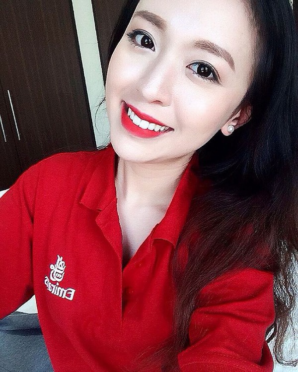 Cô gái Việt làm tiếp viên hàng không ở Dubai gây “sóng gió” vì quá xinh đẹp