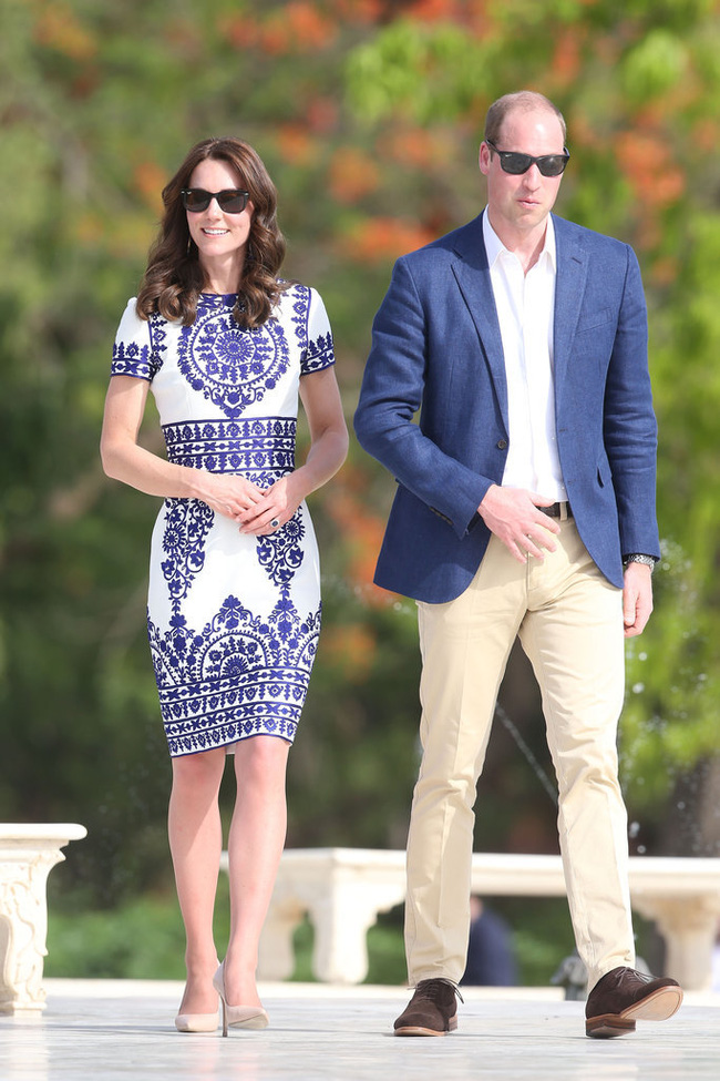 Vừa qua, vợ chồng hoàng tử Anh William - Kate Middleton đã có chuyến công du Ấn Độ và Bhutan kéo dài 1 tuần. Trong chuyến công du này, công nương Kate tiếp tục khiến các fan phải xuýt xoa ngưỡng mộ bởi phong cách thời trang vô cùng đa dạng, thanh lịch và đẹp mắt của mình.  Trong 1 tuần thăm Ấn Độ và Bhutan, công nương Kate đã diện tổng cộng 17 bộ đồ với tần suất 2 - 3 bộ 1 ngày. Và đương nhiên là cái giá để mặc đẹp không hề rẻ khi ước tính, tổng trị giá của 17 bộ đồ kèm theo phụ kiện từ 40 thương hiệu khác nhau từ bình dân đến đắt đỏ của cô lên tới hơn 50.000 USD (~ 1,1 tỉ VNĐ). Trong số đó, những món đồ hàng hiệu cao cấp được Kate mix&match rất linh động với những món đồ và phụ kiện bình dân có giá chỉ vài trăm nghìn đồng.  Cùng 