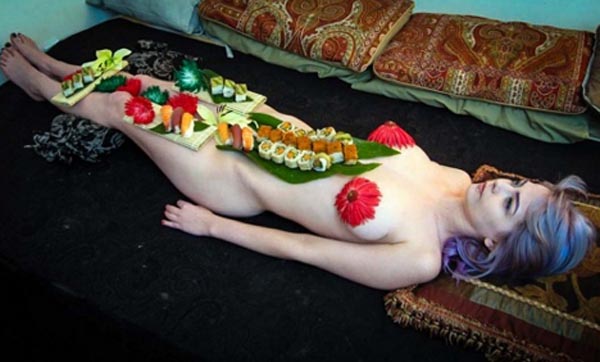 Đằng sau cuộc sống của người mẫu sushi khỏa thân