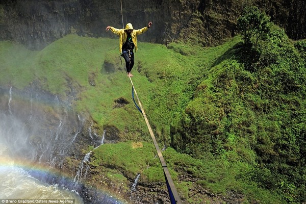 Đi qua dây ở độ cao chóng mặt trên thác nước Brazil