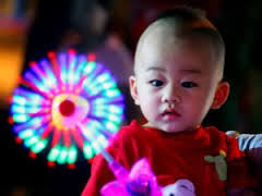 Đồ chơi Laser làm bé trai bỏng mắt đang được bày bán tràn lan ở Việt Nam