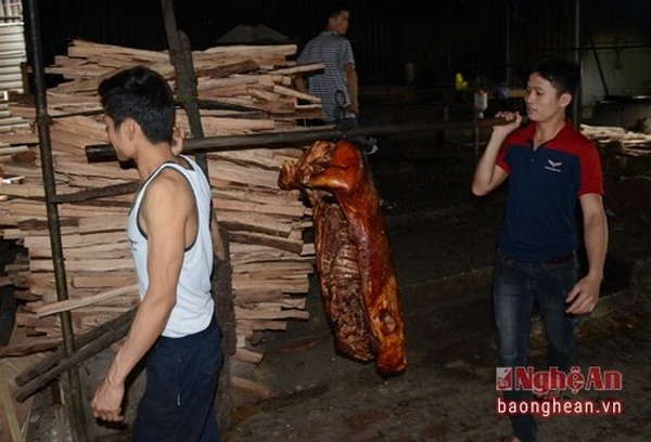 Hình ảnh kinh hoàng về lò thịt quay nổi tiếng nhất thành phố Vinh