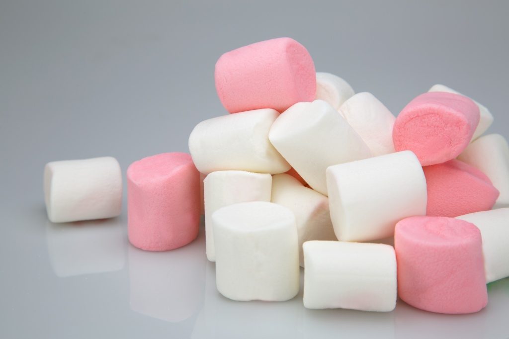 hoc-keo-deo-marshmallow-tai-tiec-sinh-nhat-ban-be-gai-chet-tham