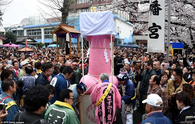 Lễ hội rước 'của quý' lạ lùng ở Nhật