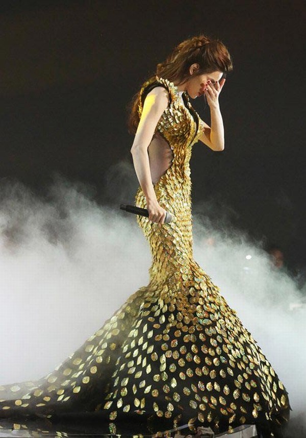 Hồ Ngọc Hà như hóa thân thành 'Mỹ nhân như' trong chiếc váy đuôi cá lấp lánh. Đây là thiết kế của NTK Lý Quý Khánh.