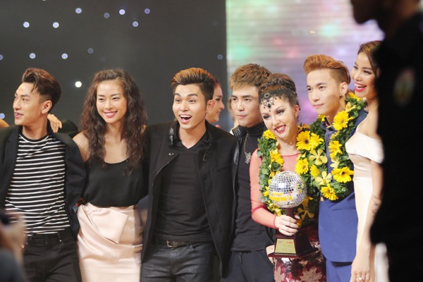 Lần đầu tiên trong 7 mùa của cuộc thi, có một thí sinh nam đoạt danh hiệu Nam vương. 