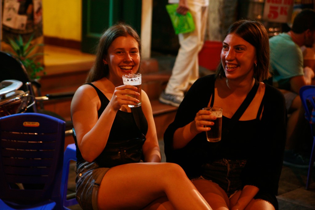 Hai nữ du khách nước ngoài vui vẻ nâng cốc. Chị Sabriel (trái, đến từ Ba Lan) chia sẻ: 