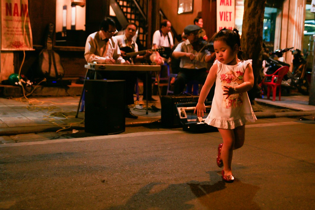 Các gia đình cũng thường chọn phố Tây làm điểm vui chơi mỗi buổi tối cuối tuần. Một em bé nhảy múa theo tiếng nhạc trên phố đi bộ Mã Mây.