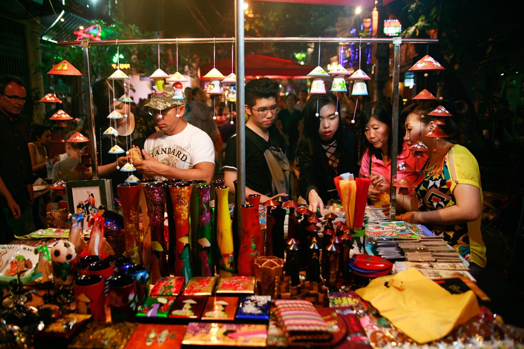Những mặt hàng truyền thống, đồ lưu niệm được bày bán nhiều trên phố Hàng Buồm.
