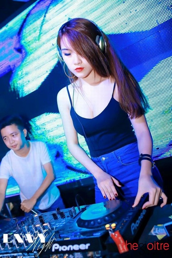 “Bỏng mắt” với vẻ ngoài quyến rũ của nữ DJ Hà thành