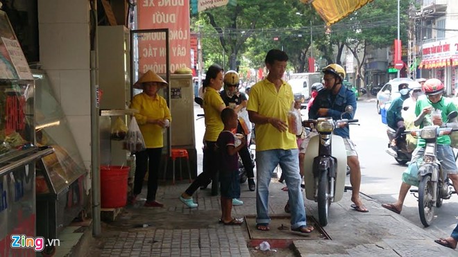 Hàng giải nhiệt bình dân ở Sài Gòn đắt khách ngày nắng nóng