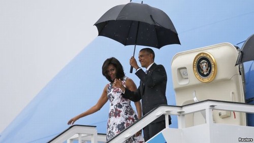 Hành động tháo nhẫn của Tổng thống Obama: Lỗi ở tình yêu!