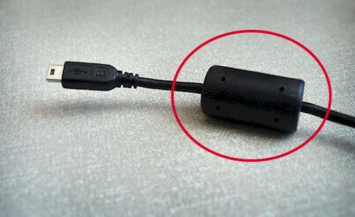 Miếng màu đen hình trụ bí ẩn trên dây sạc laptop dùng để làm gì?