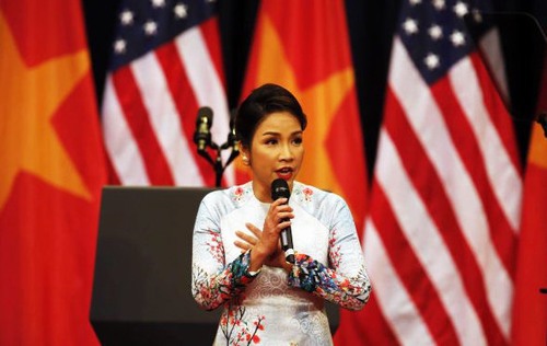 Mỹ Linh đã có những chia sẻ thắng thắn khi bị nhiều người chỉ trích rằng hát Quốc ca thiếu hào hùng trong nghi lễ gặp gỡ Tổng thống Mỹ Barack Obama.
