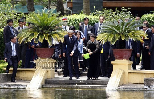 Những hình ảnh ấn tượng nhất trong ngày đầu tiên thăm Việt Nam của Tổng thống Obama