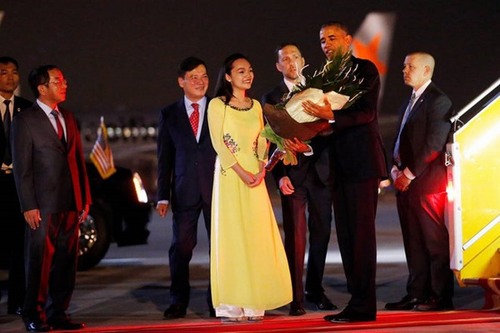 Những hình ảnh ấn tượng nhất trong ngày đầu tiên thăm Việt Nam của Tổng thống Obama