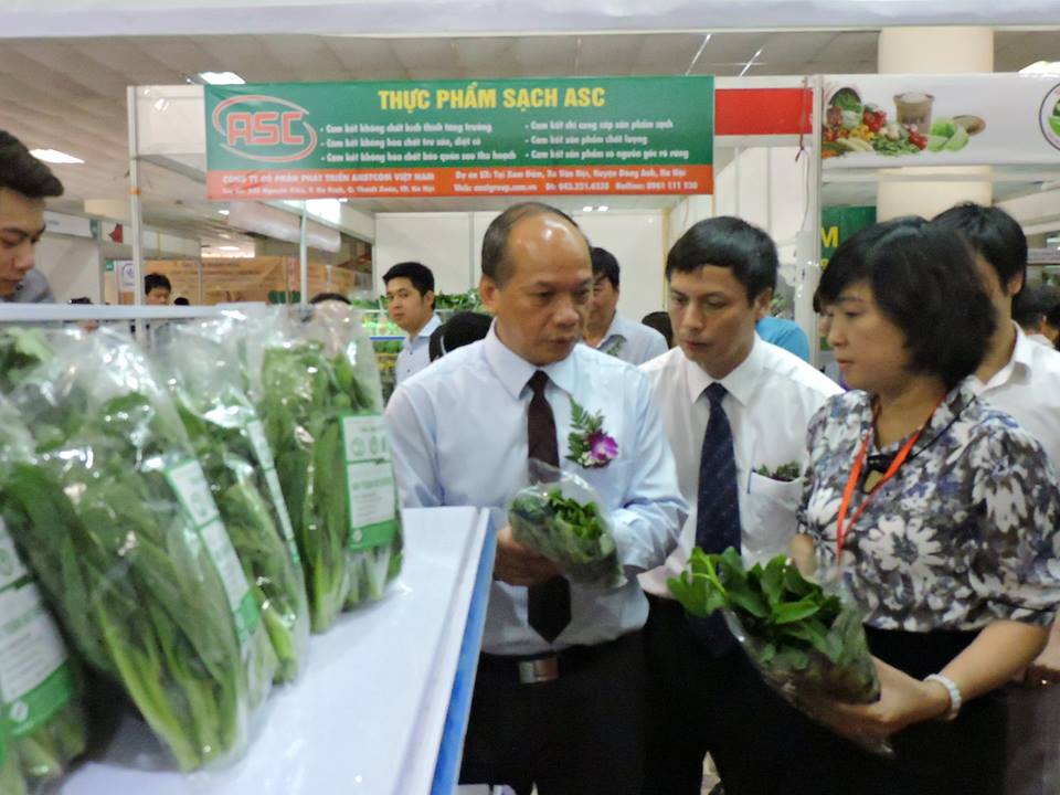 Thứ trưởng Vũ Văn Tám ăn dưa chuột không gọt vỏ ngay tại hội chợ nông sản