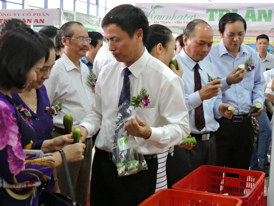Thứ trưởng Vũ Văn Tám ăn dưa chuột không gọt vỏ ngay tại hội chợ nông sản