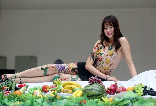 Trung Quốc: Người mẫu bán khỏa thân tiếp thị đồ ăn