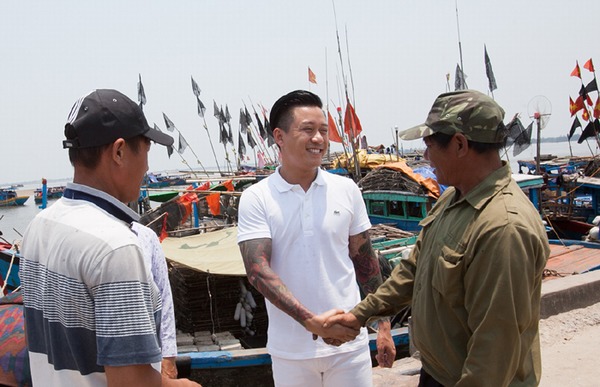 Tuấn Hưng quyên hơn 300 triệu cho ngư dân Hà Tĩnh