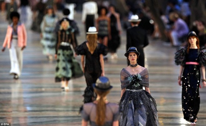 Vì sao Chanel tổ chức show thời trang xa xỉ ở Cuba?