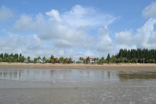  5 bãi biển đẹp, thoải mái đi về trong 2 ngày cuối tuần gần Hà Nội