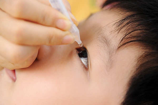 8 sai lầm nguy hiểm nhưng rất phổ biến khi dùng thuốc nhỏ mắt