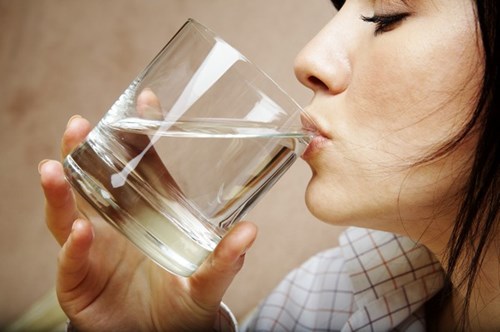 Ung thư vì uống nước đun sôi để nguội lâu ngày?