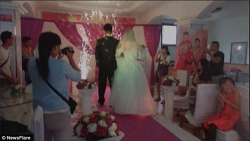 Váy cô dâu bốc cháy dữ dội vì một bất cẩn trong ngày cưới