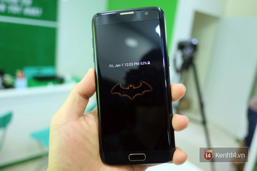 Batman thắng Superman là nhờ chiếc smartphone màu đen này