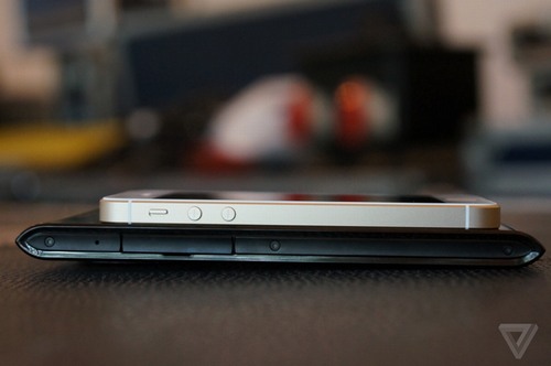 Cận cảnh smartphone hầm hố giá bằng 20 chiếc iPhone 6s Plus
