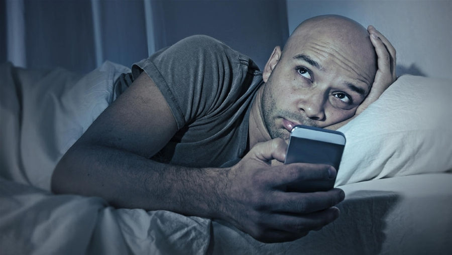 Cảnh báo: Dùng smartphone buổi tối có thể bị mù tạm thời
