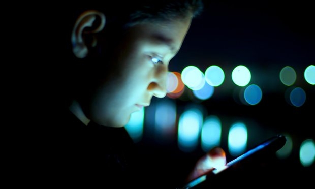 Cảnh báo: Dùng smartphone buổi tối có thể bị mù tạm thời