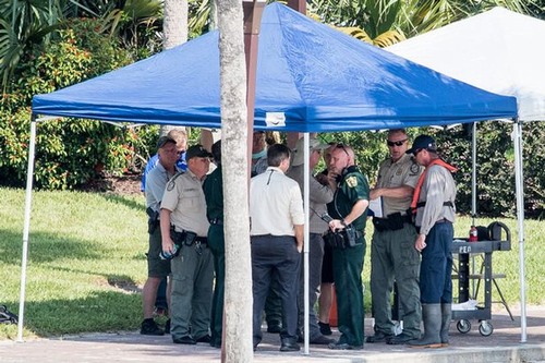 Đã tìm thấy thi thể của cậu bé bị cá sấu kéo xuống hồ gần Disney World