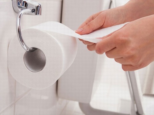 Dùng giấy hay xịt rửa, cách vệ sinh nào tốt nhất sau khi đi đại tiện?
