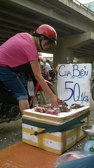 Giật mình cua biển giá siêu rẻ bày bán tràn lan trên vỉa hè Hà Nội