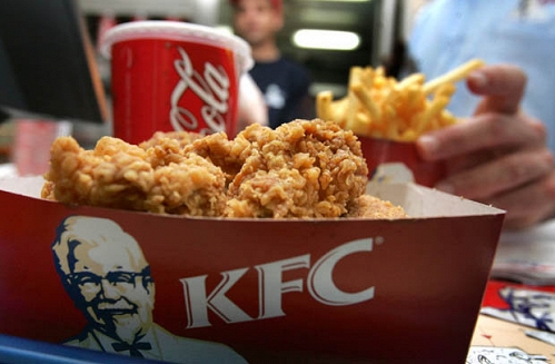 Khách hàng 'chết đứng' vì 'vật lạ' trong miếng gà KFC
