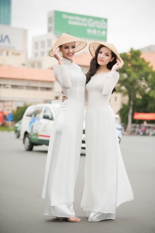 Kỳ Duyên diện áo dài trắng, đọ sắc Hoa hậu Pháp Flora trong buổi chụp hình chung