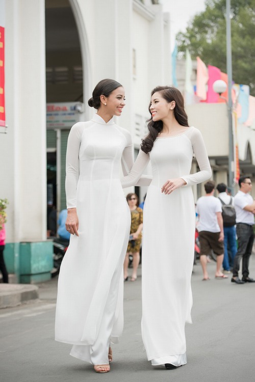 Kỳ Duyên diện áo dài trắng, đọ sắc Hoa hậu Pháp Flora trong buổi chụp hình chung