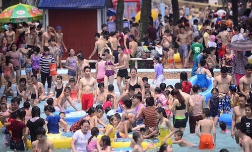 Mầm bệnh lây nhiễm tiềm ẩn trong các bể bơi ngày hè