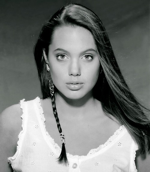 Mấy ai sở hữu vẻ đẹp của đại minh tinh từ năm 15 tuổi thế này như Angelina Jolie?