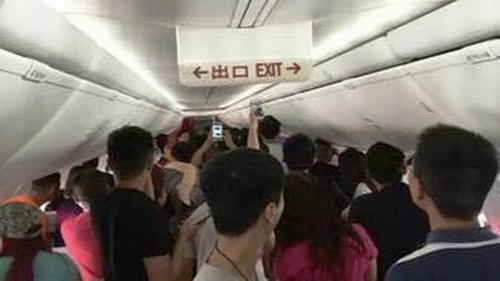 Nhân viên sân bay bị hành khách tấn công vì lý do không tưởng