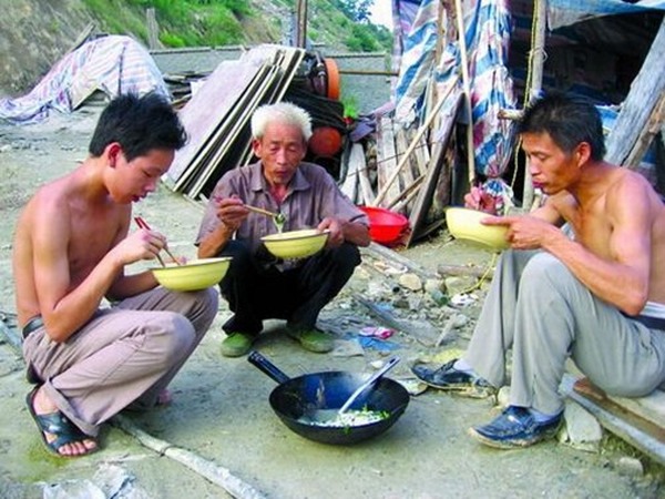 Những người cha tuyệt vời nhất dù đói rách, nghèo khó