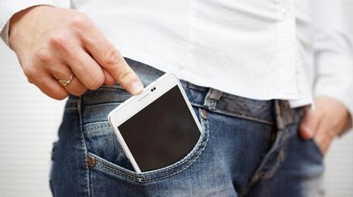 Suốt ngày ôm smartphone có thể khiến ngón tay cái to hơn
