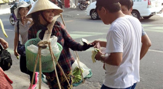 Đà Nẵng: Khách Trung Quốc có hành vi khiếm nhã khi mua chuối