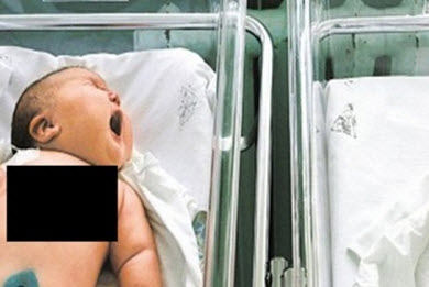 13 bác sĩ đỡ đẻ cho bà mẹ 300kg sinh em bé 18,16kg